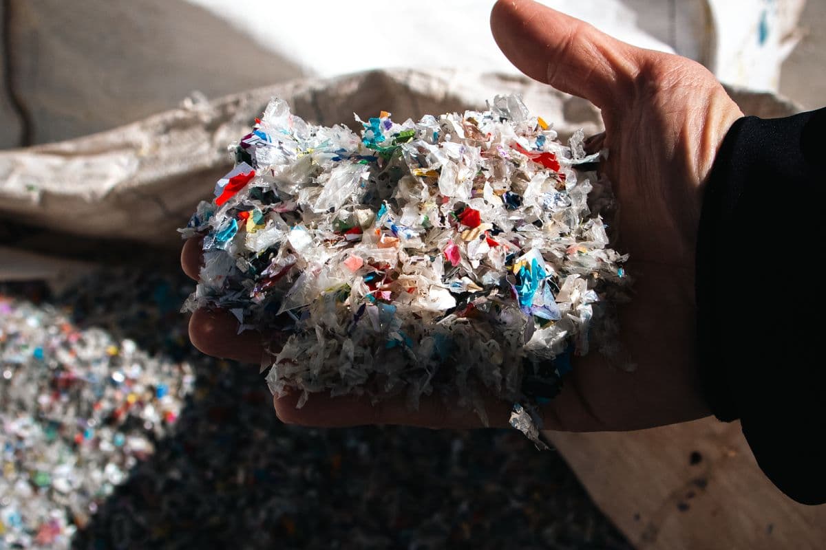 Elde tutulan geri dönüşüm plastik kırığı, saha görüntüsü